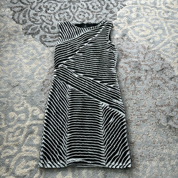 Nicole Miller Ruffle Sheath Dress Gray Black Large - Picture 1 of 6